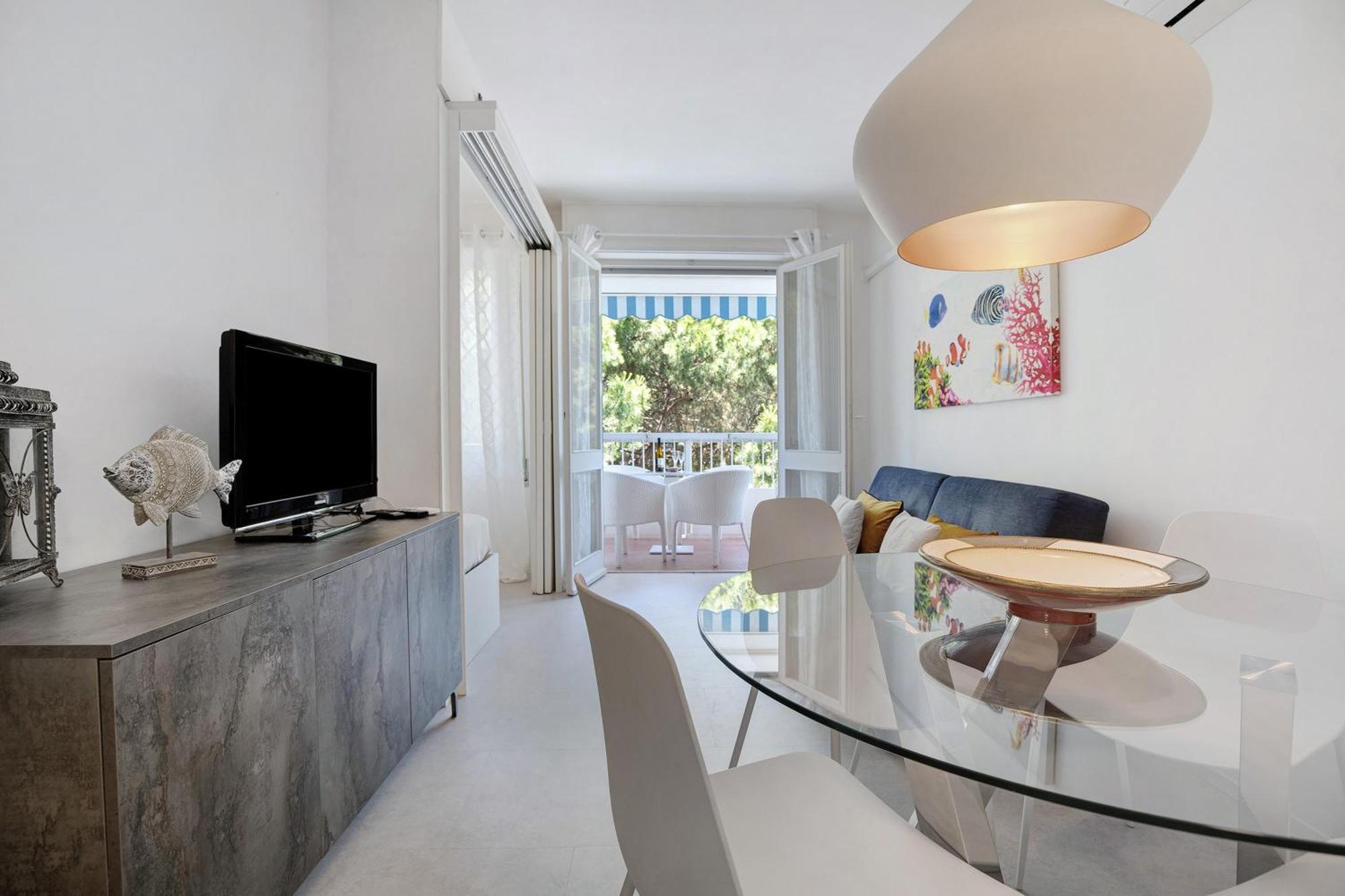 Oasis 38 Pool E Balcony I Immobilux