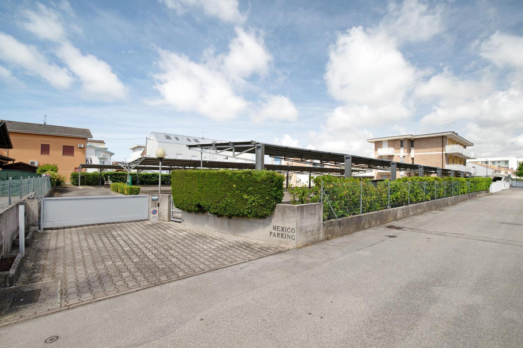 Oasis 38 Pool E Balcony I Immobilux