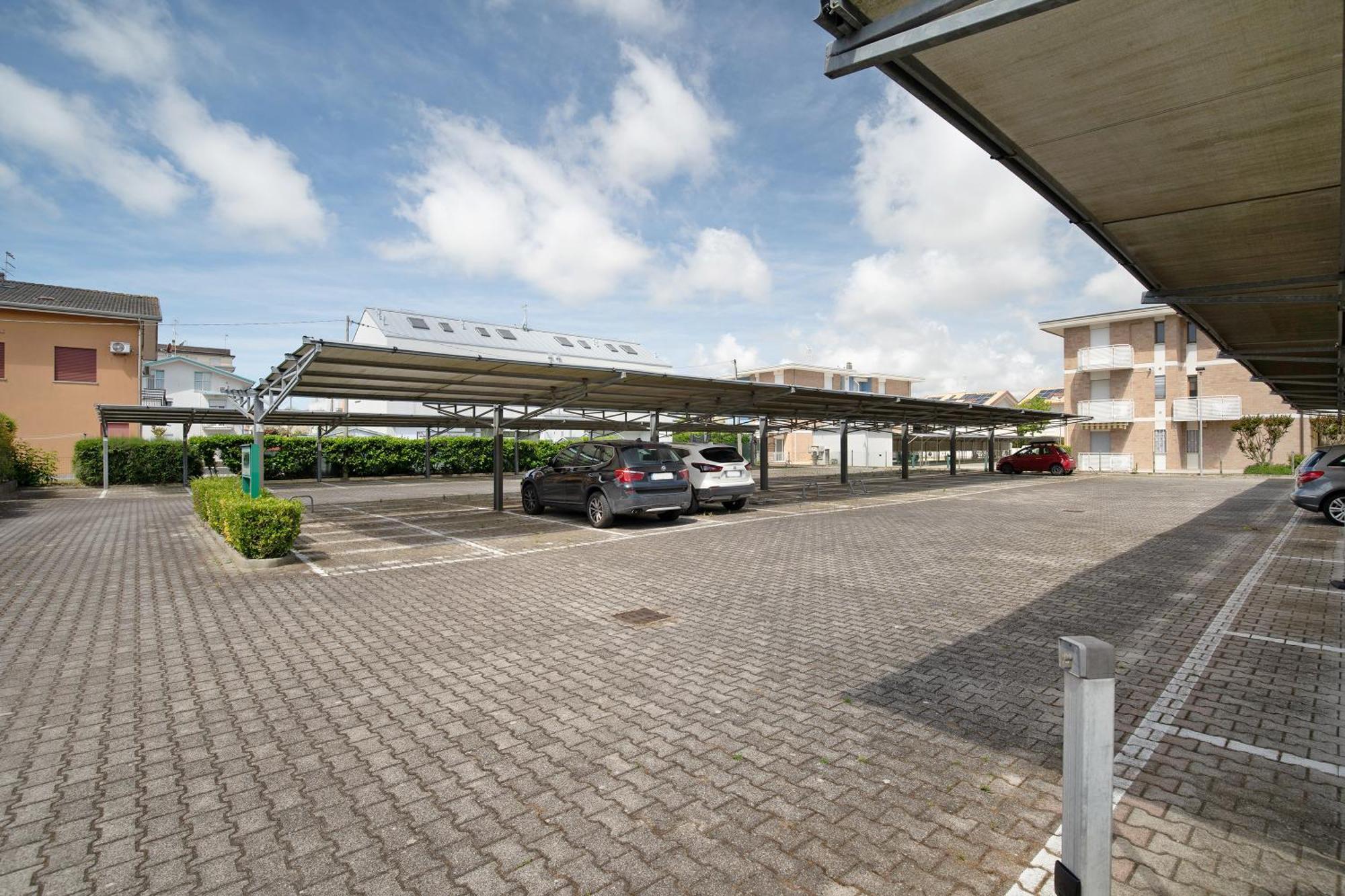 Oasis 38 Pool E Balcony I Immobilux