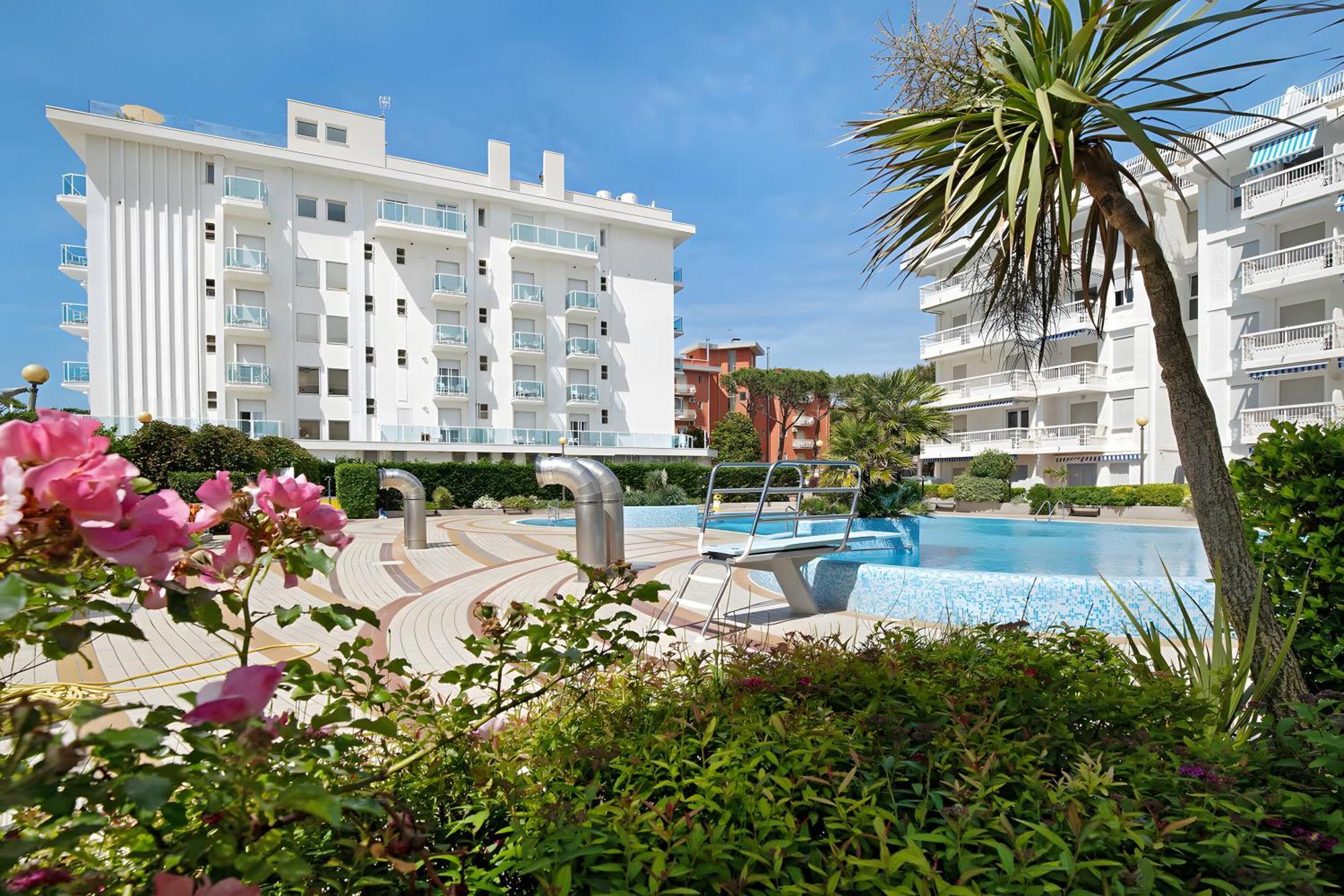 Oasis 38 Pool E Balcony I Immobilux